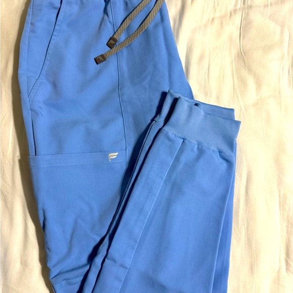 Fabletics Scrub Set - Picture 5 of 6